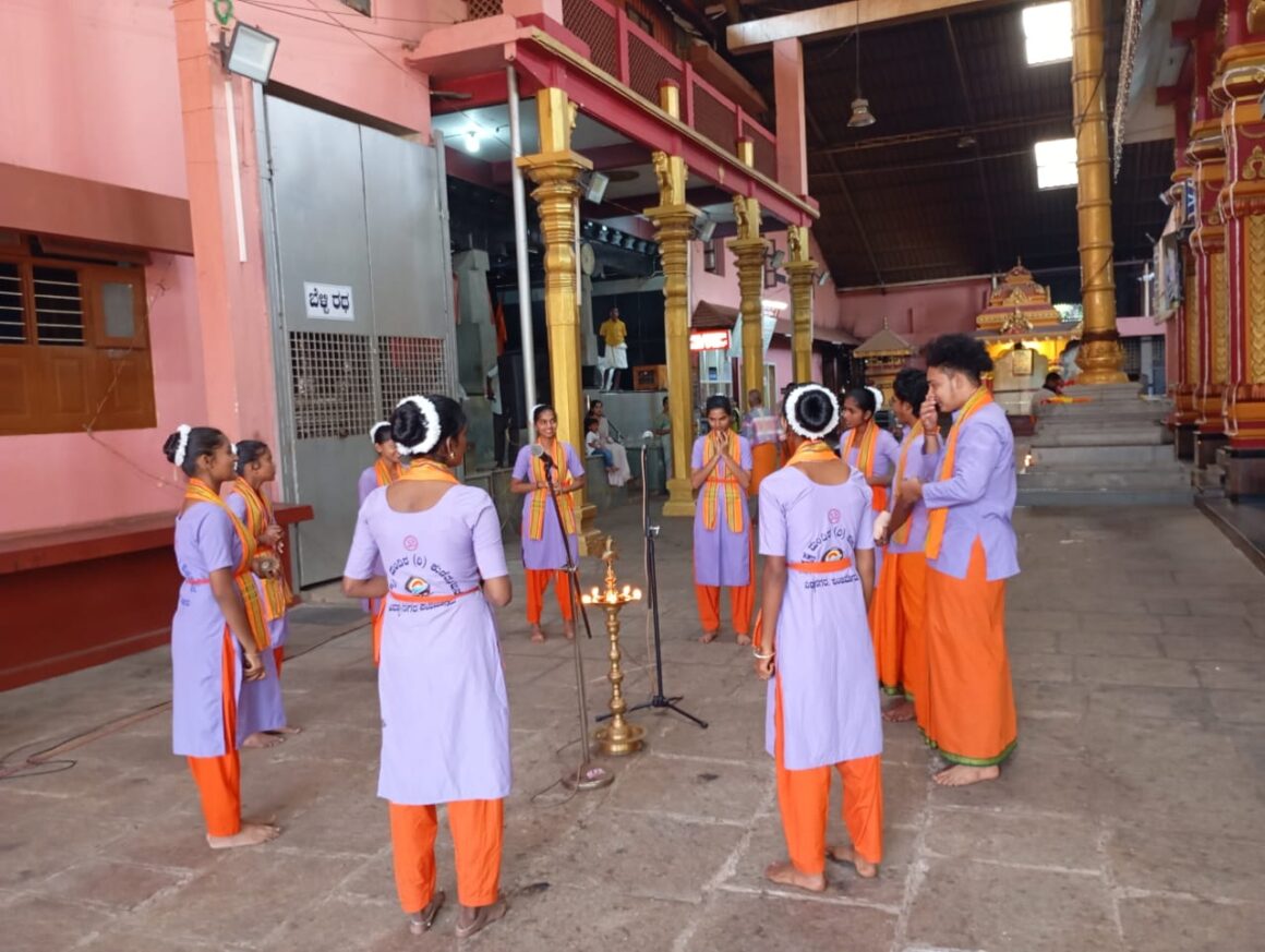 ಶ್ರೀ ಕೃಷ್ಣ ಭಜನಾ ತಂಡ ವಿದ್ಯಾನಗರ ಪಂಜಿಮೊಗರು. ಇವರಿಂದ ಶ್ರೀ  ಕ್ಷೇತ್ರ ಮುಂಡ್ಕೂರಿನಲ್ಲಿ ಭಜನಾ ಕಾರ್ಯಕ್ರಮ.