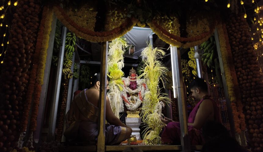 ಫಲಪುಷ್ಪಗಳಿಂದ ಸಾಲಂಕೃತ ಗುರ್ಜಿಯಲ್ಲಿ ಶ್ರೀ ದೇವಿಯ ಮಹಾಪೂಜೆ