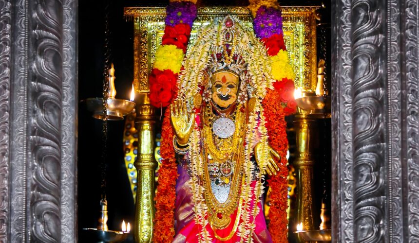 ಧ್ವಜಾರೋಹಣದ ದಿನದಿ ಸರ್ವಾಲಂಕಾರಭೂಷಿತೆಯಾದ ಮುಂಡ್ಕೂರ ಸರ್ವಮಂಗಳೆ ದುರ್ಗಾಪರಮೇಶ್ವರಿ ಅಮ್ಮನವರು