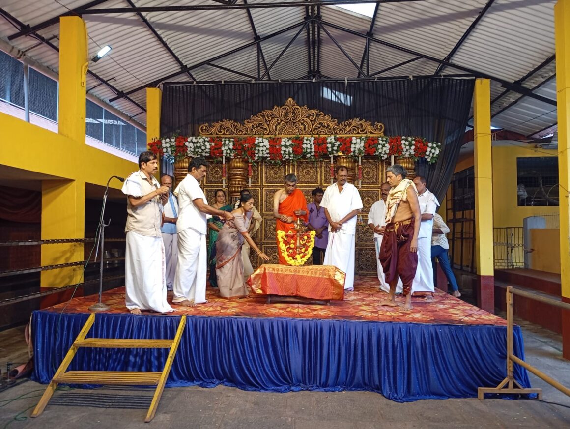 ಇಂದು ಮುಂಡ್ಕೂರು ದುರ್ಗಾ ಪರಮೇಶ್ವರಿ ದೇವಾಲಯದಲ್ಲಿ ನವರಾತ್ರಿಯ ಪ್ರಯುಕ್ತ ಧಾರ್ಮಿಕ ಮತ್ತು ಸಾಂಸ್ಕೃತಿಕ ಕಾರ್ಯಕ್ರಮಗಳಿಗೆ ಚಾಲನೆ ನೀಡಲಾಯಿತು.