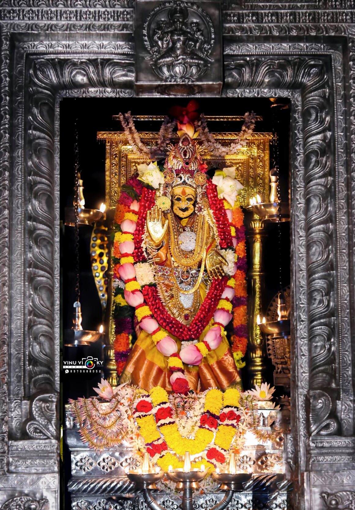 ತುಳುನಾಡಿನ ಸಪ್ತ  ದುರ್ಗೆಯರಲ್ಲಿ ಒಬ್ಬರಾದ ಮುಂಡ್ಕೂರು ಶ್ರೀ ದುರ್ಗಾಪರಮೇಶ್ವರಿ ಅಮ್ಮನವರು ನವರಾತ್ರಿ ಮೊದಲನೇ ದಿನವಾದ ಇಂದು ಶೈಲಪುತ್ರಿ ಅಲಂಕಾರಲ್ಲಿ..🙏🏻
