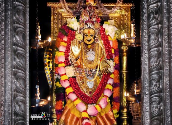 ತುಳುನಾಡಿನ ಸಪ್ತ  ದುರ್ಗೆಯರಲ್ಲಿ ಒಬ್ಬರಾದ ಮುಂಡ್ಕೂರು ಶ್ರೀ ದುರ್ಗಾಪರಮೇಶ್ವರಿ ಅಮ್ಮನವರು ನವರಾತ್ರಿ ಮೊದಲನೇ ದಿನವಾದ ಇಂದು ಶೈಲಪುತ್ರಿ ಅಲಂಕಾರಲ್ಲಿ..🙏🏻