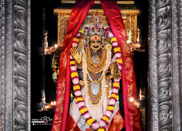 ವಿಜಯದಶಮಿಯ ಪರ್ವ ದಿನದ ವಿಜಯಲಕ್ಷ್ಮಿ ಅಲಂಕಾರದಲ್ಲಿ ಮುಂಡ್ಕೂರು ಶ್ರೀ ದುರ್ಗಾಪರಮೇಶ್ವರಿ ಅಮ್ಮನವರು🙏🏻