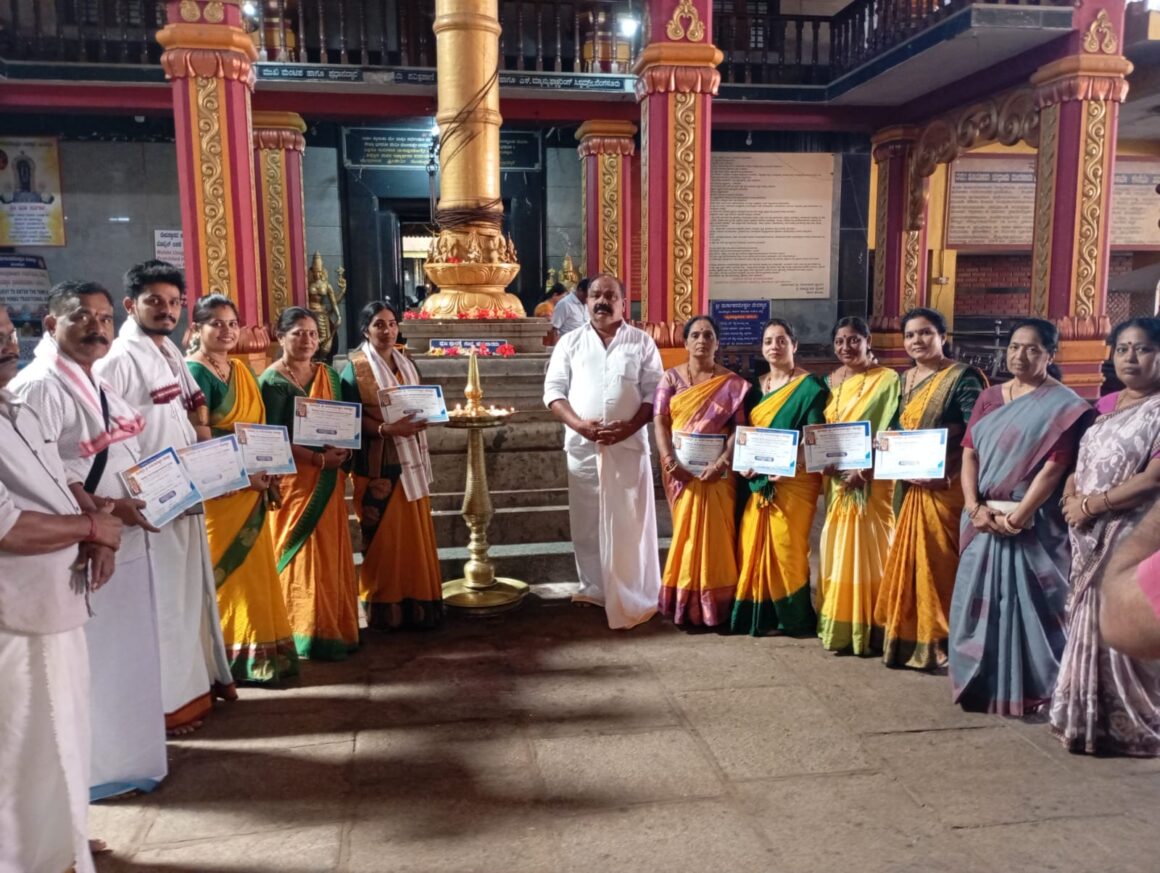 Bhajana Seva by Kalikamba Mahila Vrinda Kinnigoli Bhajana Seva by Kalikamba Mahila Vrinda Kinnigoli