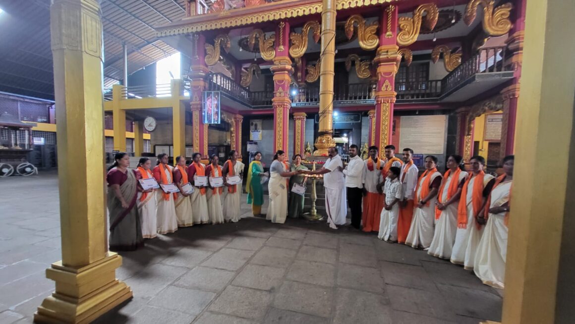 ಇಂದು ಮದ್ಯಾನ 12.00ರಿಂದ 2-00ರ ವರೆಗೆ ಶ್ರೀ ಮಹಾಲಿಂಗೇಶ್ವರ ಭಜನಾ ಮಂಡಳಿ ಸುರಗಿರಿ ಇವರಿಂದ ಮುಂಡ್ಕೂರು ಶ್ರೀ ದುರ್ಗಾ ಪರಮೇಶ್ವರಿ&nbsp; ಅಮ್ಮನವರ ಸನ್ನಿಧಿಯಲ್ಲಿ ಭಜನೆ ಸೇವೆ ನಡೆಯಿತು.🙏