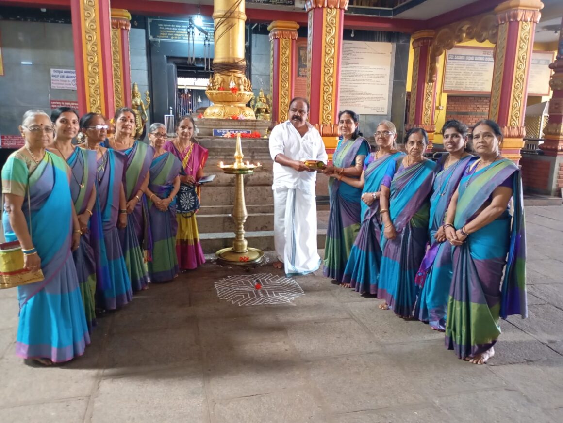 ಇಂದು ಮುಂಡ್ಕೂರು ಶ್ರೀ ದುರ್ಗಾ ಪರಮೇಶ್ವರಿ ಅಮ್ಮನವರ ದೇವಸ್ಥಾನದಲ್ಲಿ ಬೆಳಿಗ್ಗೆ 12-00ರಿಂದ 2-00ರ ವರೆಗೆ ಶ್ರೀ ಶಂಕರ ಪ್ರತಿಷ್ಠಾನ ಭಜನಾ ಮಂಡಳಿ ಕಾರ್ಕಳ ಇವರಿಂದ ಭಜನಾ ಕಾರ್ಯಕ್ರಮ ನಡೆಯಿತು.