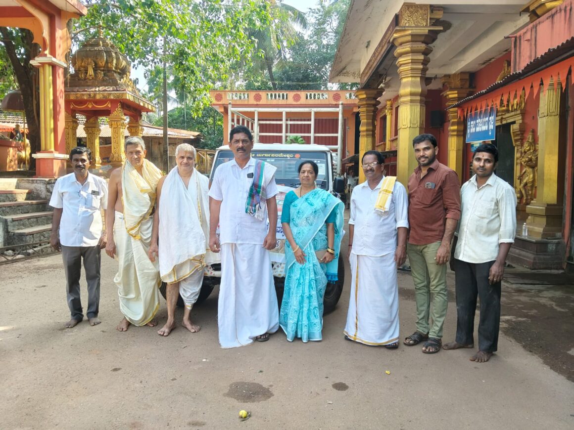 ಇಂದು ಮುಂಡ್ಕೂರು ಶ್ರೀ ದುರ್ಗಾ ಪರಮೇಶ್ವರಿ ದೇವಸ್ಥಾನದ ಹಾಗೂ ಗ್ರಾಮದ ಭಕ್ತಾಧಿಗಳ ವತಿಯಿಂದ ದಿನಾಂಕ 18-01-2026 ರಂದು ಉಡುಪಿ ಶಿರೂರು ಮಠದ ಪರ್ಯಯಕ್ಕೆ ಹಸಿರು ಹೊರೆ ಕಾಣಿಕೆ ನೀಡಲಾಯಿತು.