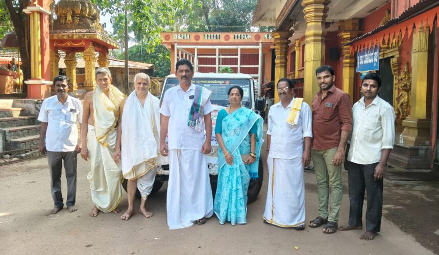 ಇಂದು ಮುಂಡ್ಕೂರು ಶ್ರೀ ದುರ್ಗಾ ಪರಮೇಶ್ವರಿ ದೇವಸ್ಥಾನದ ಹಾಗೂ ಗ್ರಾಮದ ಭಕ್ತಾಧಿಗಳ ವತಿಯಿಂದ ದಿನಾಂಕ 18-01-2026 ರಂದು ಉಡುಪಿ ಶಿರೂರು ಮಠದ ಪರ್ಯಯಕ್ಕೆ ಹಸಿರು ಹೊರೆ ಕಾಣಿಕೆ ನೀಡಲಾಯಿತು. ಇಂದು ಮುಂಡ್ಕೂರು ಶ್ರೀ ದುರ್ಗಾ ಪರಮೇಶ್ವರಿ ದೇವಸ್ಥಾನದ ಹಾಗೂ ಗ್ರಾಮದ ಭಕ್ತಾಧಿಗಳ ವತಿಯಿಂದ ದಿನಾಂಕ 18-01-2026 ರಂದು ಉಡುಪಿ ಶಿರೂರು ಮಠದ ಪರ್ಯಯಕ್ಕೆ ಹಸಿರು ಹೊರೆ ಕಾಣಿಕೆ ನೀಡಲಾಯಿತು.