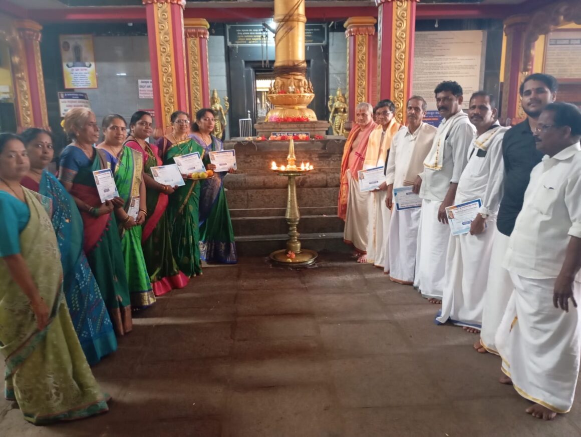 ಇಂದು ಶ್ರೀ ದುರ್ಗಾ ಪರಮೇಶ್ವರಿ ದೇವಸ್ಥಾನ ಮುಂಡ್ಕೂರು ಬೆಳಿಗ್ಗೆ 12-00ರಿಂದ 1-30ರ ವರೆಗೆ ಶ್ರೀ ಶಂಕರ ಭಜನಾ ಮಂಡಳಿ ಸುರತ್ಕಲ್ ಇವರಿಂದ ಭಜನಾ ಕಾರ್ಯಕ್ರಮ ನಡೆಯಿತು.