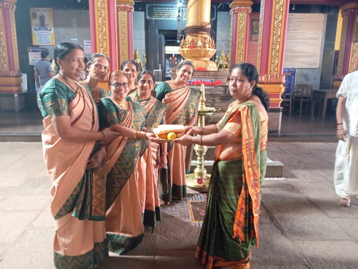 ಇಂದು ಶ್ರೀ ದುರ್ಗಾ ಪರಮೇಶ್ವರಿ ದೇವಸ್ಥಾನ ಮುಂಡ್ಕೂರು ಬೆಳಿಗ್ಗೆ 10.00ರಿಂದ 12.00ರ ವರೆಗೆ&nbsp; ಬಳ್ಳಮಂಜ&nbsp; ಶ್ರೀ ಅನಂತೆಶ್ವರ&nbsp; ಭಗಿನಿ ಭಜನಾ ಮಂಡಳಿ ಇವರಿಂದ ಭಜನಾ ಕಾರ್ಯಕ್ರಮ ನಡೆಯಿತು.&nbsp;