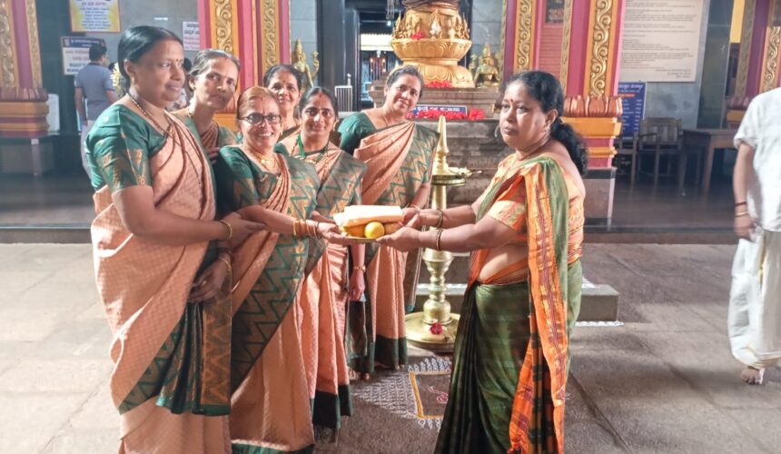 ಇಂದು ಶ್ರೀ ದುರ್ಗಾ ಪರಮೇಶ್ವರಿ ದೇವಸ್ಥಾನ ಮುಂಡ್ಕೂರು ಬೆಳಿಗ್ಗೆ 10.00ರಿಂದ 12.00ರ ವರೆಗೆ ಬಳ್ಳಮಂಜ ಶ್ರೀ ಅನಂತೆಶ್ವರ ಭಗಿನಿ ಭಜನಾ ಮಂಡಳಿ ಇವರಿಂದ ಭಜನಾ ಕಾರ್ಯಕ್ರಮ ನಡೆಯಿತು. ಇಂದು ಶ್ರೀ ದುರ್ಗಾ ಪರಮೇಶ್ವರಿ ದೇವಸ್ಥಾನ ಮುಂಡ್ಕೂರು ಬೆಳಿಗ್ಗೆ 10.00ರಿಂದ 12.00ರ ವರೆಗೆ ಬಳ್ಳಮಂಜ ಶ್ರೀ ಅನಂತೆಶ್ವರ ಭಗಿನಿ ಭಜನಾ ಮಂಡಳಿ ಇವರಿಂದ ಭಜನಾ ಕಾರ್ಯಕ್ರಮ ನಡೆಯಿತು.