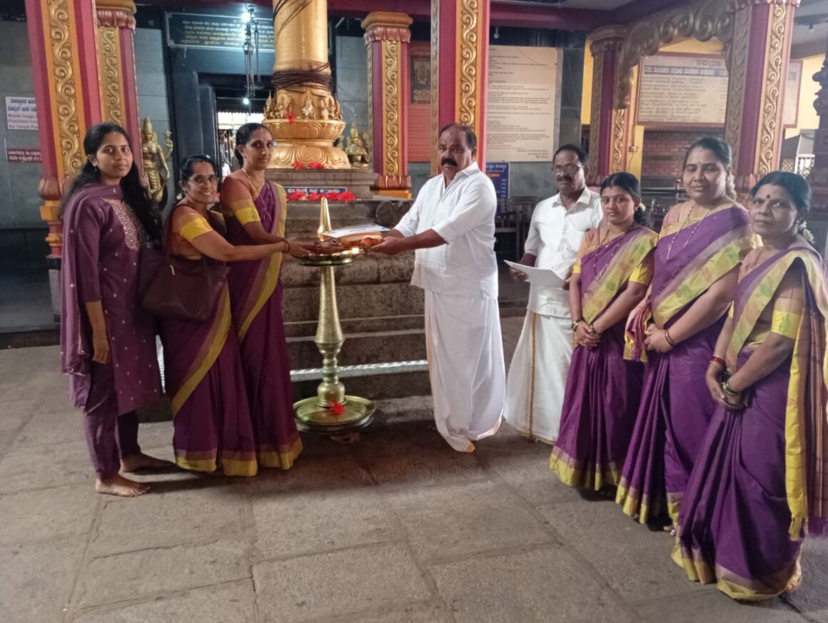 ಇಂದು ಶ್ರೀ ದುರ್ಗಾ ಪರಮೇಶ್ವರಿ ದೇವಸ್ಥಾನ ಮುಂಡ್ಕೂರು ಬೆಳಿಗ್ಗೆ 11-30ರಿಂದ 1-30ರ ವರೆಗೆ&nbsp; ಬಳ್ಳಮಂಜ&nbsp; ಶ್ರೀ ಕೃಷ್ಣ ಭಜನಾ ಮಂಡಳಿ&nbsp; ಮಾಧವ ನಗರ ಸುರತ್ಕಲ್ ಇವರಿಂದ ಭಜನಾ ಕಾರ್ಯಕ್ರಮ ನಡೆಯಿತು.