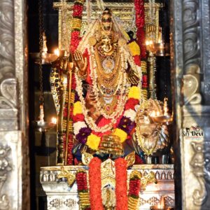 ಶ್ರೀ ದೇವಿಯ ಸನ್ನಿದಿಯಲ್ಲಿ&nbsp; ತಾಯಿಯ ಪ್ರೀತ್ಯರ್ಥವಾಗಿ ನಡೆಯುತ್ತಿರುವ ತುಲಾಭಾರ ಸೇವೆ