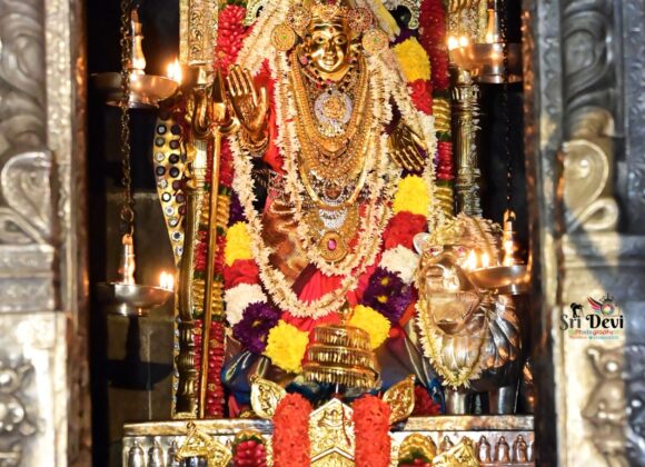 ಶ್ರೀ ದೇವಿಯ ಸನ್ನಿದಿಯಲ್ಲಿ&nbsp; ತಾಯಿಯ ಪ್ರೀತ್ಯರ್ಥವಾಗಿ ನಡೆಯುತ್ತಿರುವ ತುಲಾಭಾರ ಸೇವೆ