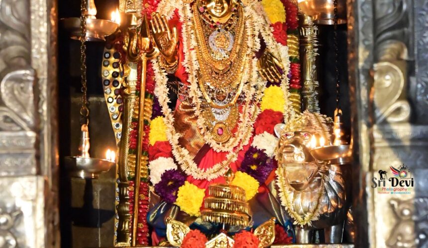 ಶ್ರೀ ದೇವಿಯ ಸನ್ನಿದಿಯಲ್ಲಿ&nbsp; ತಾಯಿಯ ಪ್ರೀತ್ಯರ್ಥವಾಗಿ ನಡೆಯುತ್ತಿರುವ ತುಲಾಭಾರ ಸೇವೆ