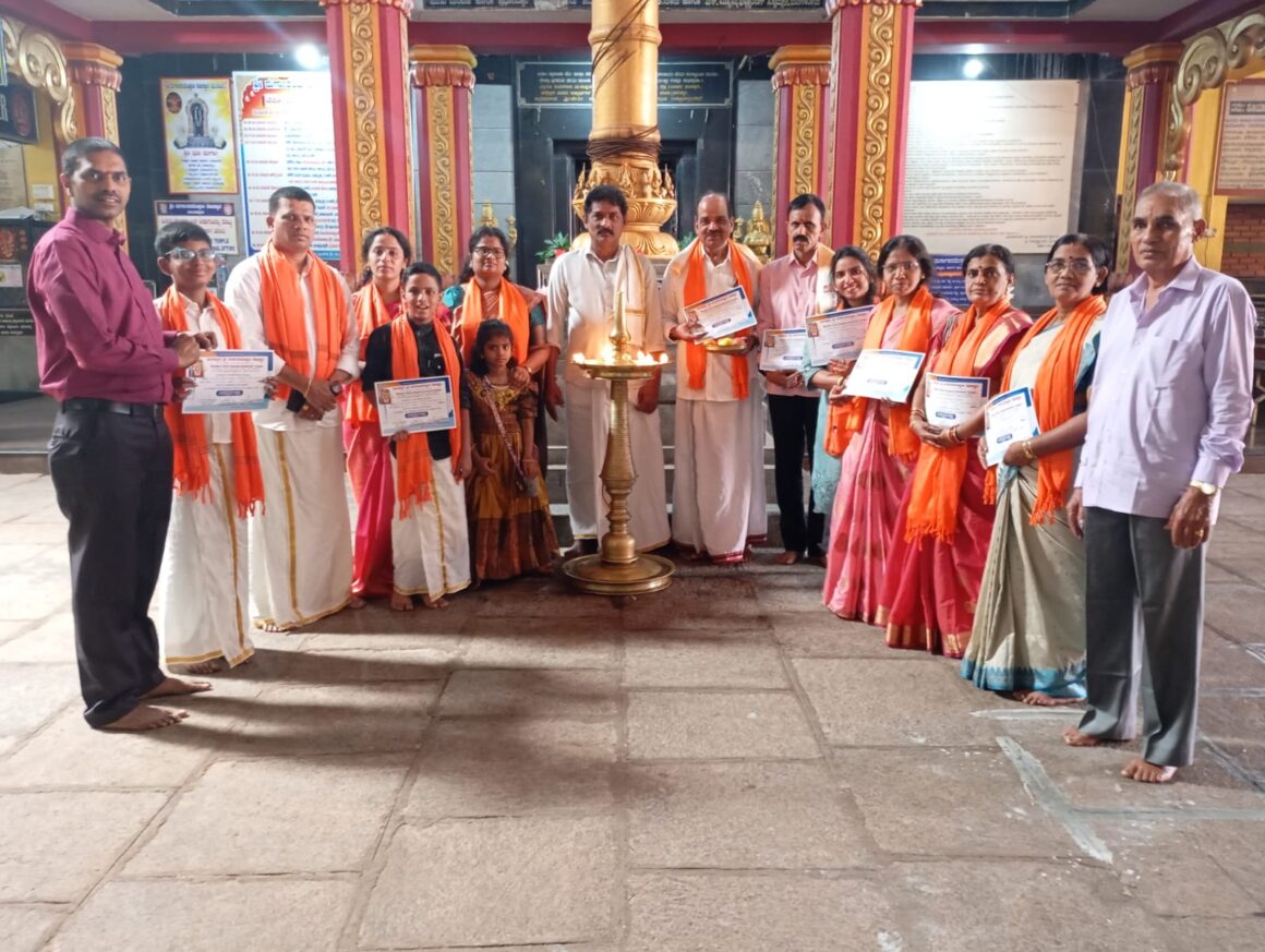 ಇಂದು ಶ್ರೀ ದುರ್ಗಾ ಪರಮೇಶ್ವರಿ ದೇವಸ್ಥಾನ ಮುಂಡ್ಕೂರು ಬೆಳಿಗ್ಗೆ 12-30ರಿಂದ 1-30ರ ವರೆಗೆ&nbsp; ಮುಂಬಯಿಯ ದೇವಾಡಿಗ ಸಂಘದ ಶ್ರೀ ರಾಮ ಭಜನಾ ಮಂಡಳಿ&nbsp; ಇವರಿಂದ ಭಜನಾ ಕಾರ್ಯಕ್ರಮ ನಡೆಯಿತು. ಈ ಸಂದರ್ಭದಲ್ಲಿ ಭಾಗವಹಿಸಿದ ಭಜನಾ ಮಂಡಳಿಯವರಿಗೆ ದೇವಸ್ಥಾನದ ವತಿಯಿಂದ ಶಾಲು, ಅನುಗ್ರಹ ಪತ್ರ,ದೇವರ ಪ್ರಸಾದವನ್ನು ದೇವಸ್ಥಾನದ ವ್ಯವಸ್ಥಾಪನಾ ಸಮಿತಿಯ ಅಧ್ಯಕ್ಷರು ನೀಡಿ ಗೌರವಿಸಿದ್ದರು