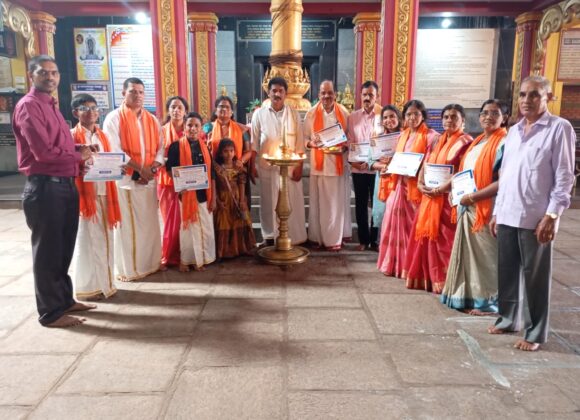 ಇಂದು ಶ್ರೀ ದುರ್ಗಾ ಪರಮೇಶ್ವರಿ ದೇವಸ್ಥಾನ ಮುಂಡ್ಕೂರು ಬೆಳಿಗ್ಗೆ 12-30ರಿಂದ 1-30ರ ವರೆಗೆ&nbsp; ಮುಂಬಯಿಯ ದೇವಾಡಿಗ ಸಂಘದ ಶ್ರೀ ರಾಮ ಭಜನಾ ಮಂಡಳಿ&nbsp; ಇವರಿಂದ ಭಜನಾ ಕಾರ್ಯಕ್ರಮ ನಡೆಯಿತು. ಈ ಸಂದರ್ಭದಲ್ಲಿ ಭಾಗವಹಿಸಿದ ಭಜನಾ ಮಂಡಳಿಯವರಿಗೆ ದೇವಸ್ಥಾನದ ವತಿಯಿಂದ ಶಾಲು, ಅನುಗ್ರಹ ಪತ್ರ,ದೇವರ ಪ್ರಸಾದವನ್ನು ದೇವಸ್ಥಾನದ ವ್ಯವಸ್ಥಾಪನಾ ಸಮಿತಿಯ ಅಧ್ಯಕ್ಷರು ನೀಡಿ ಗೌರವಿಸಿದ್ದರು