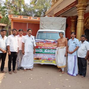 ಮುಂಡ್ಕೂರು ಶ್ರೀ ದುರ್ಗಾ ಪರಮೇಶ್ವರಿ ದೇವಸ್ಥಾನದ ಹಾಗೂ ಸಾರ್ವಜನಿಕರ ವತಿಯಿಂದ ಪಡುಬಿದ್ರೆಯ ಶ್ರೀ ಮಹಾಲಿಂಗೇಶ್ವರ ಮಹಾಗಣಪತಿ ದೇವರ ಬ್ರಹ್ಮ ಕಲಶಕ್ಕೆ ಹಸಿರು ಹೊರೆ ಕಾಣಿಕೆ ನೀಡಲಾಯಿತು. ಈ ಸಂಧರ್ಭದಲ್ಲಿ ದೇವಾಲಯದ ವ್ಯವಸ್ಥಾಪನ ಸಮಿತಿಯ ಅಧ್ಯಕ್ಷರು, ಸದಸ್ಯರು, ಅರ್ಚಕರು, ಸಿಬ್ಬಂದಿಗಳು, ಹಾಗೂ ಊರಿನ ಭಕ್ತಭಿಮಾನಿಗಳು ಉಪಸ್ಥಿತರಿದ್ದರು. ಮುಂಡ್ಕೂರು ಶ್ರೀ ದುರ್ಗಾ ಪರಮೇಶ್ವರಿ ದೇವಸ್ಥಾನದ ಹಾಗೂ ಸಾರ್ವಜನಿಕರ ವತಿಯಿಂದ ಪಡುಬಿದ್ರೆಯ ಶ್ರೀ ಮಹಾಲಿಂಗೇಶ್ವರ ಮಹಾಗಣಪತಿ ದೇವರ ಬ್ರಹ್ಮ ಕಲಶಕ್ಕೆ ಹಸಿರು ಹೊರೆ ಕಾಣಿಕೆ ನೀಡಲಾಯಿತು. ಈ ಸಂಧರ್ಭದಲ್ಲಿ ದೇವಾಲಯದ ವ್ಯವಸ್ಥಾಪನ ಸಮಿತಿಯ ಅಧ್ಯಕ್ಷರು, ಸದಸ್ಯರು, ಅರ್ಚಕರು, ಸಿಬ್ಬಂದಿಗಳು, ಹಾಗೂ ಊರಿನ ಭಕ್ತಭಿಮಾನಿಗಳು ಉಪಸ್ಥಿತರಿದ್ದರು.