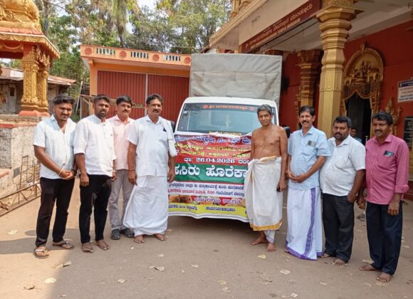 ಮುಂಡ್ಕೂರು ಶ್ರೀ ದುರ್ಗಾ ಪರಮೇಶ್ವರಿ ದೇವಸ್ಥಾನದ ಹಾಗೂ ಸಾರ್ವಜನಿಕರ ವತಿಯಿಂದ ಪಡುಬಿದ್ರೆಯ ಶ್ರೀ ಮಹಾಲಿಂಗೇಶ್ವರ ಮಹಾಗಣಪತಿ ದೇವರ ಬ್ರಹ್ಮ ಕಲಶಕ್ಕೆ ಹಸಿರು ಹೊರೆ ಕಾಣಿಕೆ ನೀಡಲಾಯಿತು. ಈ ಸಂಧರ್ಭದಲ್ಲಿ ದೇವಾಲಯದ ವ್ಯವಸ್ಥಾಪನ ಸಮಿತಿಯ ಅಧ್ಯಕ್ಷರು, ಸದಸ್ಯರು, ಅರ್ಚಕರು, ಸಿಬ್ಬಂದಿಗಳು, ಹಾಗೂ ಊರಿನ ಭಕ್ತಭಿಮಾನಿಗಳು ಉಪಸ್ಥಿತರಿದ್ದರು.