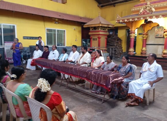 ಆನೆಕಲ್ಲಿಗೆ ಬೆಳ್ಳಿ ಕವಚಆನೆಕಲ್ಲಿಗೆ ಬೆಳ್ಳಿ ಕವಚದ ಹೊದಿಕೆ ಸಕಲ ವೈದಿಕ ವಿಧಿ ವಿಧಾನಗಳೊಂದಿಗೆ ನಡೆದ ಸುಮಧುರ ಕ್ಷಣ.ಆನೆಕಲ್ಲಿಗೆ ಬೆಳ್ಳಿ ಕವಚ