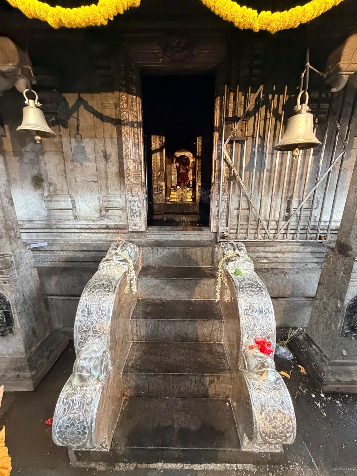 ಮುಂಡೆರ್ ದ ಅಪ್ಪೆ ಶ್ರೀ ದುರ್ಗಾಪರಮೇಶ್ವರೀ ದೇವಸ್ಥಾನದ ಗರ್ಭ ಗುಡಿತ ಎದುರುದ ಆನೆಕಲ್ಲ್ ಗ್ ಬೊಳ್ಳಿದ ಕವಚ