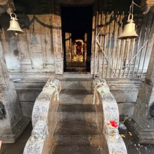 ಮುಂಡೆರ್ ದ ಅಪ್ಪೆ ಶ್ರೀ ದುರ್ಗಾಪರಮೇಶ್ವರೀ ದೇವಸ್ಥಾನದ ಗರ್ಭ ಗುಡಿತ ಎದುರುದ ಆನೆಕಲ್ಲ್ ಗ್ ಬೊಳ್ಳಿದ ಕವಚ ಮುಂಡೆರ್ ದ ಅಪ್ಪೆ ಶ್ರೀ ದುರ್ಗಾಪರಮೇಶ್ವರೀ ದೇವಸ್ಥಾನದ ಗರ್ಭ ಗುಡಿತ ಎದುರುದ ಆನೆಕಲ್ಲ್ ಗ್ ಬೊಳ್ಳಿದ ಕವಚ