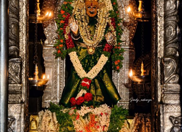 ದುಷ್ಟ ಶಿಕ್ಷಕಿ ಜ್ಞಾನದಾಯಕಿ ಕರುಣಾಸಾಗರಿ ಅಭಯದಾತೆ ಮಂದಹಾಸದ ದಿವ್ಯ ರೂಪದಲ್ಲಿ ಭಕ್ತರ ಮನಸ್ಸಿಗೆ ಭಕ್ತಿ ಮತ್ತು ಶಾಂತಿಯನ್ನು ನೀಡುವ ಮುಂಡ್ಕೂರ ತಾಯಿ ಶ್ರೀ ದುರ್ಗಾ ಪರಮೇಶ್ವರೀ ದುಷ್ಟ ಶಿಕ್ಷಕಿ ಜ್ಞಾನದಾಯಕಿ ಕರುಣಾಸಾಗರಿ ಅಭಯದಾತೆ ಮಂದಹಾಸದ ದಿವ್ಯ ರೂಪದಲ್ಲಿ ಭಕ್ತರ ಮನಸ್ಸಿಗೆ ಭಕ್ತಿ ಮತ್ತು ಶಾಂತಿಯನ್ನು ನೀಡುವ ಮುಂಡ್ಕೂರ ತಾಯಿ ಶ್ರೀ ದುರ್ಗಾ ಪರಮೇಶ್ವರೀ