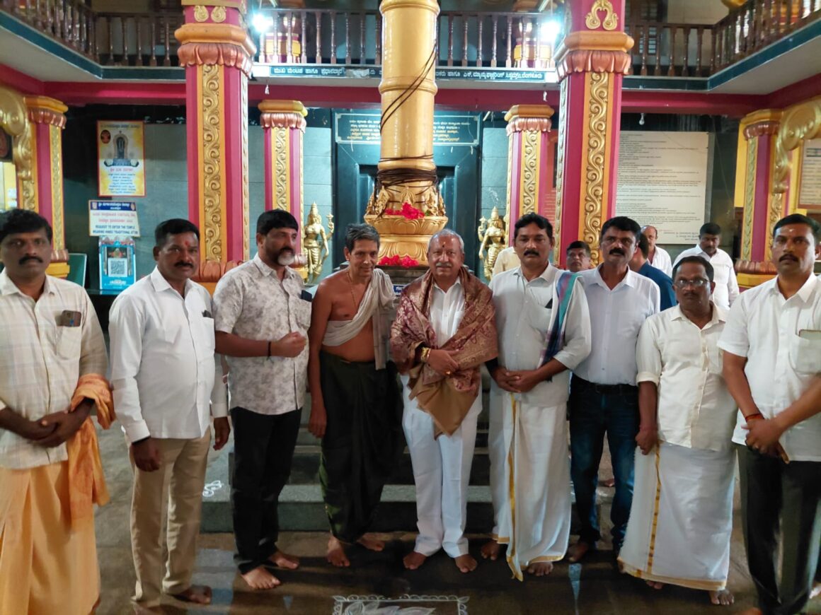 ಕೆ ಆರ್ ಪುರಂ ಬೆಂಗಳೂರು ಇಲ್ಲಿಯ ಶಾಸಕರಾದ ಶ್ರೀ ಬೈರತಿ ಬಸವರಾಜ್ ಇಂದು ಶ್ರೀ ದುರ್ಗಾಪರಮೇಶ್ವರಿ ದೇವಸ್ಥಾನ ಮುಂಡ್ಕೂರಿಗೆ ಭೇಟಿ ನೀಡಿದರು. ಅವರನ್ನು ಈ ಸಮಯದಲ್ಲಿ ದೇವಸ್ಥಾನದ ಅರ್ಚಕರು, ವ್ಯವಸ್ಥಾಪನ ಸಮಿತಿಯ ಅಧ್ಯಕ್ಷರು , ಸದಸ್ಯರು ಹಾಗೂ ಊರಿನ ಗಣ್ಯರು ಬರಮಾಡಿಕೊಂಡರು