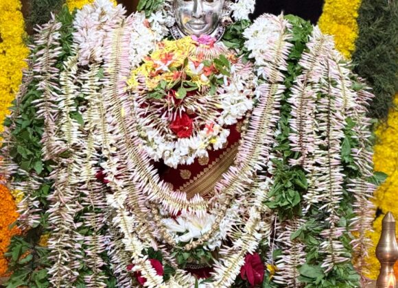 ಮುಂಡ್ಕೂರು ದುರ್ಗಾಪರಮೇಶ್ವರಿ ಅಮ್ಮನವರ ದೇವಸ್ಥಾನದಲ್ಲಿ ವರಮಹಾಲಕ್ಷ್ಮಿ ವ್ರತದಂದು ಸರ್ವಾಲಂಕಾರಭೂಷಿತಳಾದ ವರಮಹಾಲಕ್ಷ್ಮೀ ಅಮ್ಮನವರು