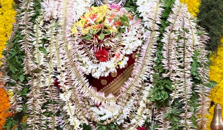 ಮುಂಡ್ಕೂರು ದುರ್ಗಾಪರಮೇಶ್ವರಿ ಅಮ್ಮನವರ ದೇವಸ್ಥಾನದಲ್ಲಿ ವರಮಹಾಲಕ್ಷ್ಮಿ ವ್ರತದಂದು ಸರ್ವಾಲಂಕಾರಭೂಷಿತಳಾದ ವರಮಹಾಲಕ್ಷ್ಮೀ ಅಮ್ಮನವರು