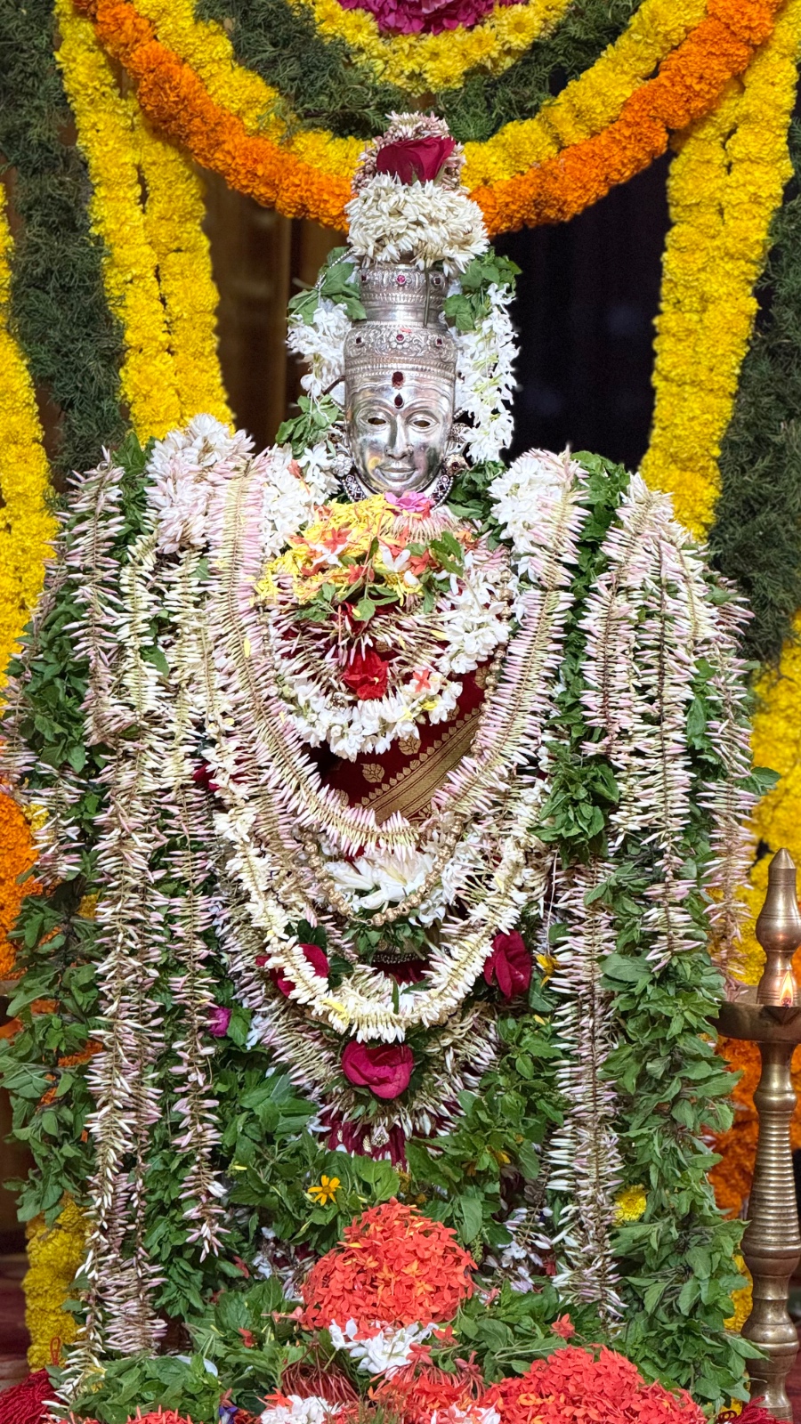 ಮುಂಡ್ಕೂರು ದುರ್ಗಾಪರಮೇಶ್ವರಿ ಅಮ್ಮನವರ ದೇವಸ್ಥಾನದಲ್ಲಿ ವರಮಹಾಲಕ್ಷ್ಮಿ ವ್ರತದಂದು ಸರ್ವಾಲಂಕಾರಭೂಷಿತಳಾದ ವರಮಹಾಲಕ್ಷ್ಮೀ ಅಮ್ಮನವರು ಮುಂಡ್ಕೂರು ದುರ್ಗಾಪರಮೇಶ್ವರಿ ಅಮ್ಮನವರ ದೇವಸ್ಥಾನದಲ್ಲಿ ವರಮಹಾಲಕ್ಷ್ಮಿ ವ್ರತದಂದು ಸರ್ವಾಲಂಕಾರಭೂಷಿತಳಾದ ವರಮಹಾಲಕ್ಷ್ಮೀ ಅಮ್ಮನವರು